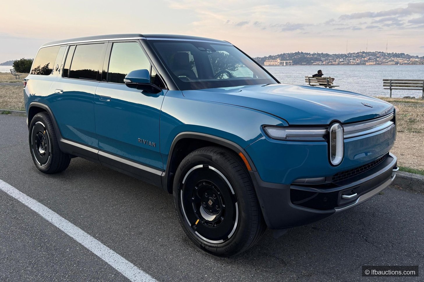 2025 Rivian R1S